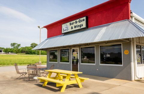 Some Of The Most Mouthwatering BBQ In Alabama Is Served At This Unassuming Local Gem