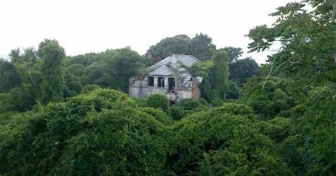 The Bells Abandoned Mansion In Rhode Island Is Full Of Mystery