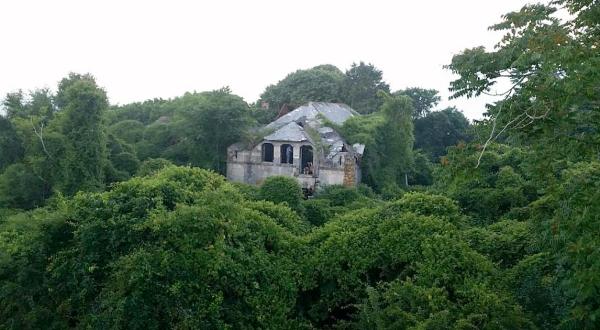 The Bells Abandoned Mansion In Rhode Island Is Full Of Mystery