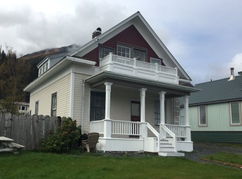 There's A 1905 Original Telegraph House Vrbo In Alaska And It's Just Like Spending The Night In The Early 1900s