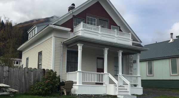 There’s A 1905 Original Telegraph House Vrbo In Alaska And It’s Just Like Spending The Night In The Early 1900s