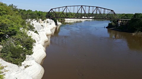 There's A Group Of Cliffs In Alabama That Looks Just Like England's White Cliffs Of Dover, But Hardly Anyone Knows It Exists