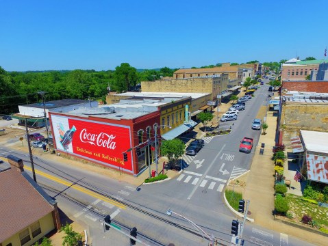 This Walkable Stretch Of Shops And Restaurants In Small-Town Arkansas Is The Perfect Day Trip Destination