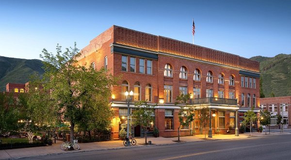 Celebrities Used To Flock To This Tiny Colorado Town To Experience This Glamorous Hotel
