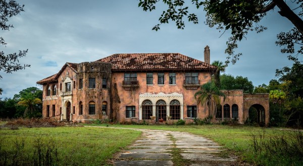 12 Staggering Photos Of An Abandoned Mansion Hiding In Florida