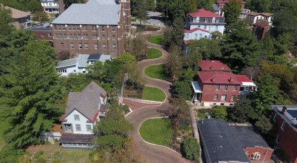 There’s A Road In Iowa That Looks Just Like Lombard Street, But Hardly Anyone Knows It Exists