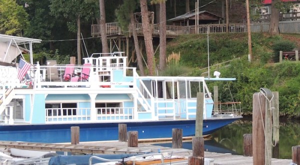 Get Away From It All With A Stay In This Incredible Virginia Houseboat