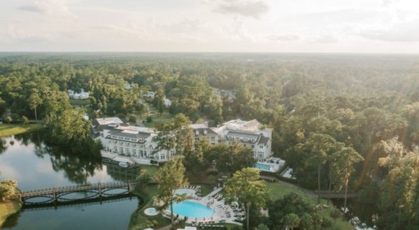 The South Carolina Resort Where You Can Explore A 5-Story Treehouse, Roast S’mores, And More This Winter