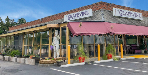 The Unique Restaurant In Virginia Where Every Order Comes With A Free Basket Of Homemade Bread