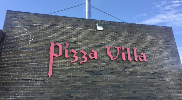 You’ll Love Visiting Pizza Villa, An Illinois Restaurant Loaded With Local History
