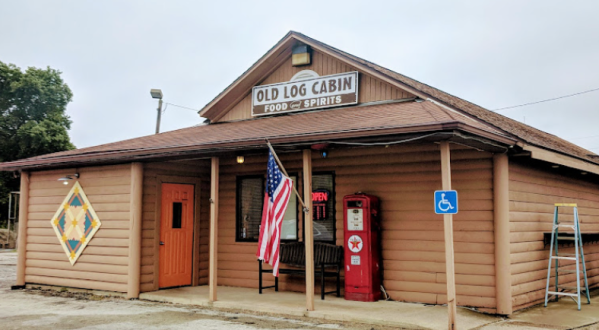 The Old Log Cabin Restaurant In Illinois Serves Up Heaping Helpings Of Country Cooking