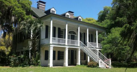 The Marvelous 2.6-Mile Trail In South Carolina Leads Adventurers To A Little-Known Plantation House