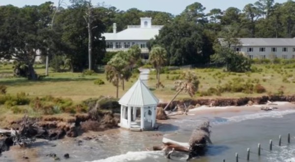 15 Staggering Photos Of A Vandalized, Abandoned Resort Hiding In South Carolina