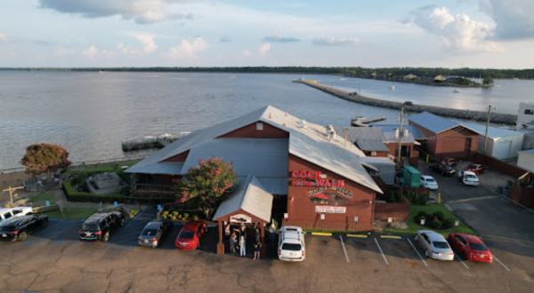 This Waterfront Restaurant In Mississippi Is Such A Unique Place To Dine