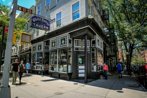 Dine At The Historic Spot In New York Where Dozens Of Celebrities Hung Out And Drank