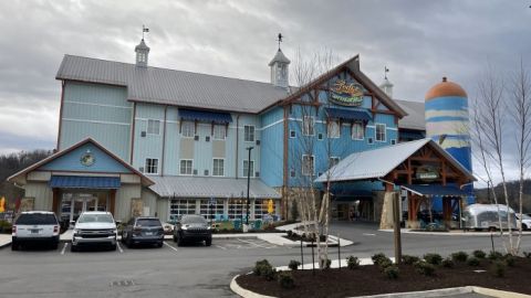 Explore The Smoky Mountains On This Incredible Weekend Getaway To Pigeon Forge, Tennessee