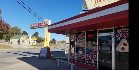 The Beloved Hole-In-The-Wall That Serves The Arguably Best Pizza In Oklahoma