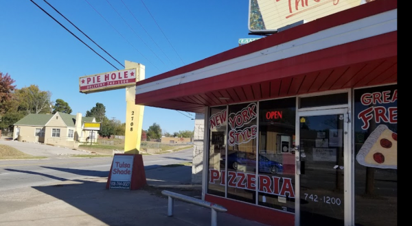The Beloved Hole-In-The-Wall That Serves The Arguably Best Pizza In Oklahoma