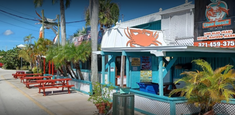 Ms. Apple’s Crab Shack Is A Hole-In-The-Wall Spot With The Freshest Seafood