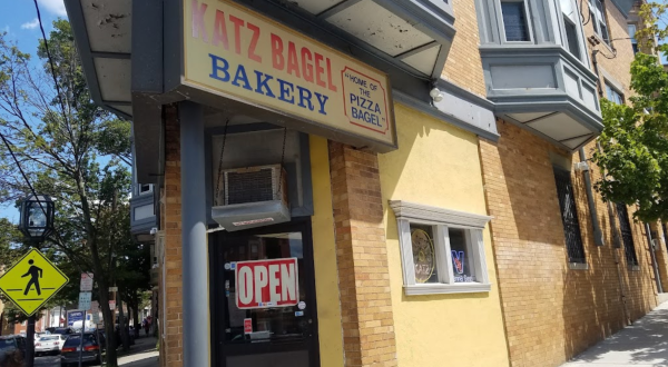 You Can Still Order Bagels By The Baker’s Dozen At This Old School Eatery In Massachusetts