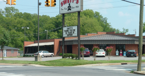 The Cafeteria-Style Restaurant With Some Of The Best Home-Cooked Food In Tennessee