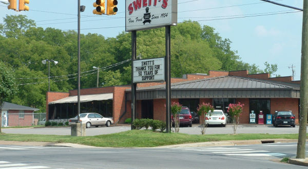 The Cafeteria-Style Restaurant With Some Of The Best Home-Cooked Food In Tennessee