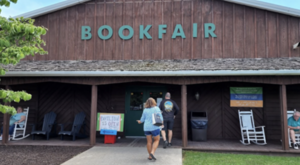 The Green Valley Book Fair Is A 25,000-Square-Foot Bookstore In Virginia That Is Like Something From A Dream