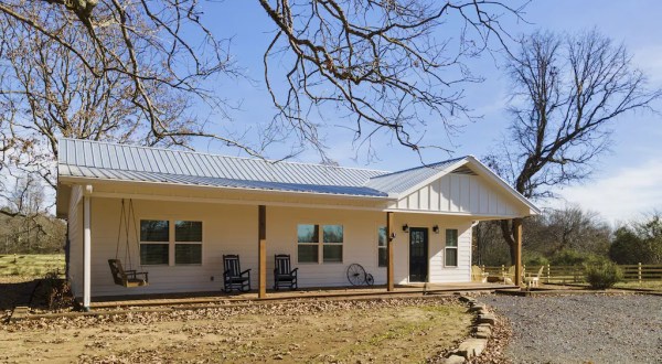 You Can Rent An Entire Farmhouse In Fort Payne, Alabama For Less Than $250 Per Night