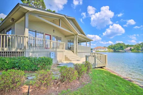 Stay Overnight In This Breathtaking Bungalow Just Steps From The Lake In Arkansas
