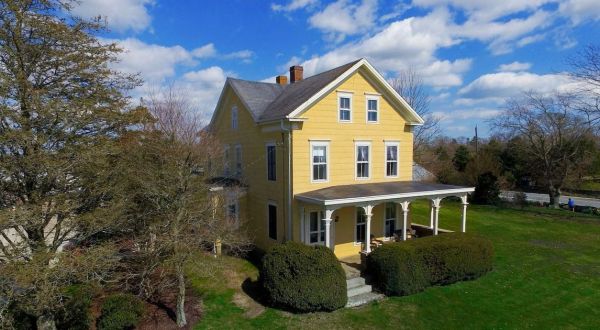 You Can Rent An Entire Farmhouse In Rhode Island For Around $350 Per Night