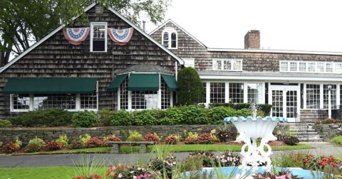 The Historic Restaurant In New York Where You Can Still Experience Colonial Times