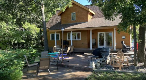Stay Overnight In This Breathtaking Home Just Steps From The Lake In North Dakota
