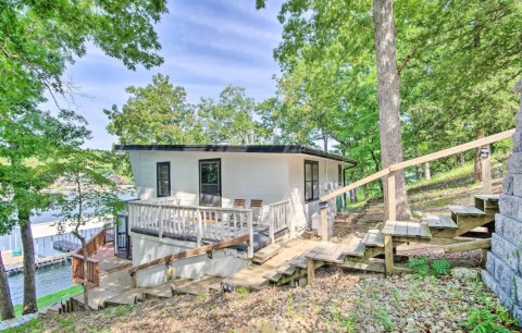 Stay Overnight In This Breathtaking Bungalow Just Steps From The Lake In Missouri