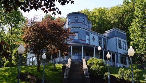 There's A Bed & Breakfast Hidden On A 9-Acre Wooded Bluff In Iowa That Feels Like Heaven