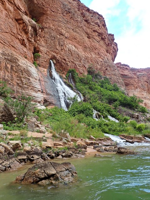 One Of Arizona's Most Stunningly Beautiful Waterfalls Requires Almost No Effort To See