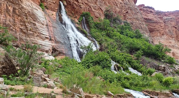 One Of Arizona’s Most Stunningly Beautiful Waterfalls Requires Almost No Effort To See