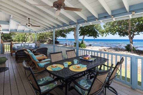 Stay Overnight In This Breathtaking Bungalow Just Steps From The Ocean In Hawaii