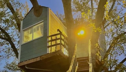 There's A Des Moines Treehouse Getaway In Iowa That's The Perfect Escape For Two