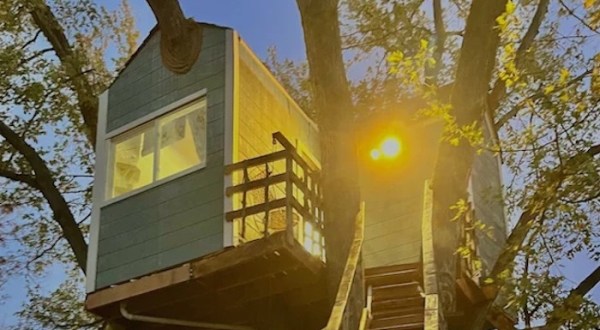 There’s A Des Moines Treehouse Getaway In Iowa That’s The Perfect Escape For Two