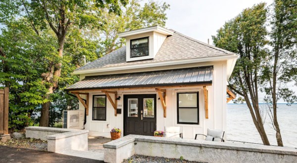 This Charming Carriage House In Minnesota Is The Perfect Place For A Relaxing Getaway