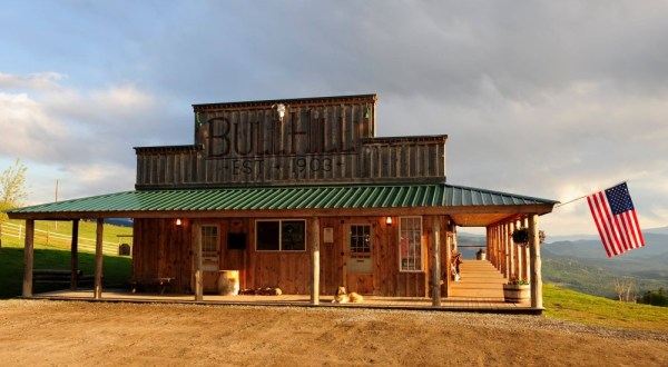 Surrounded By Mountains, This All-Inclusive Ranch In Washington Is The Getaway You Deserve