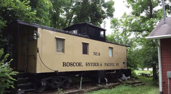 A Room At This Railroad-Themed Bed And Breakfast In Iowa Is An Actual Box Car