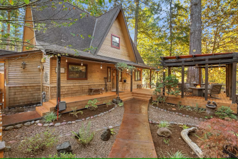 Enjoy Some Much Needed Peace And Quiet At This Charming Riverfront Cabin In Washington