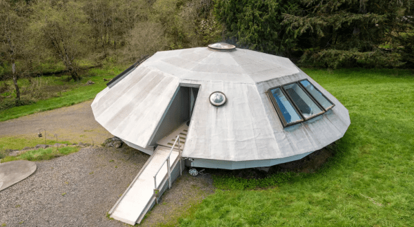 There’s A UFO-Themed Airbnb Hiding In Brush Prairie, Washington