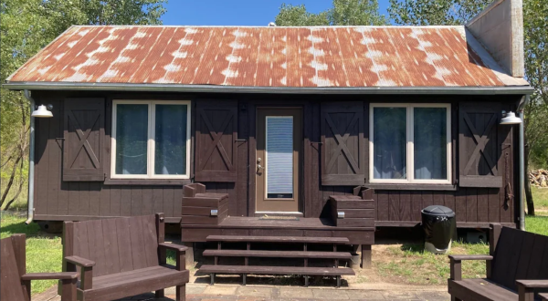 Stay Overnight In This Breathtaking Cabin Just Steps From A Lake In Kansas
