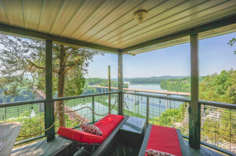 Stay Overnight In This Cozy Cabin Just Steps From Lake Cumberland In Kentucky