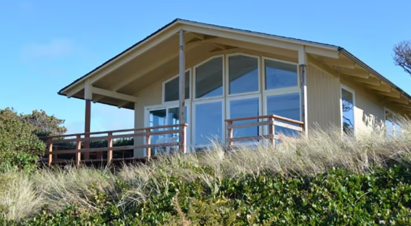 Stay Overnight In This Breathtaking Bungalow Just Steps From The Ocean In Oregon