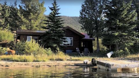 Stay Overnight In This Breathtaking Cabin Just Steps From The Lake In Wyoming