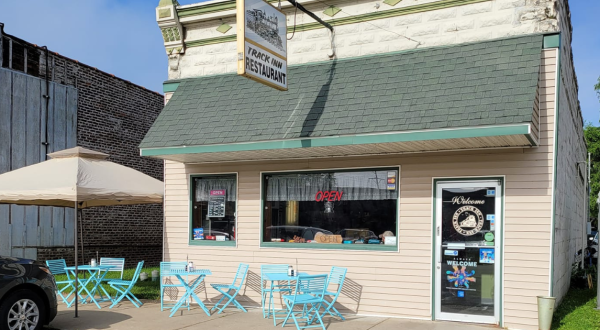 Blink And You’ll Miss These 5 Tiny But Mighty Restaurants Hiding In Illinois