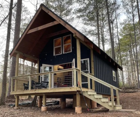 Stay Overnight In This Rustic Bungalow Just Steps From The Lake In Alabama